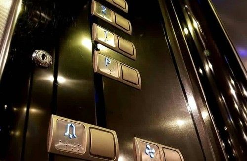  آسانسور‌ آرتا فراز