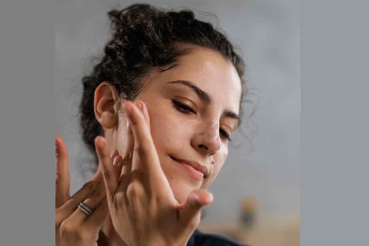 آیا پوست چرب هم به مرطوب‌کننده نیاز دارد؟ واقعیتی که کمتر کسی می‌داند